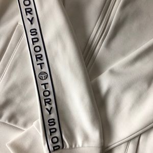 Design Tory Burch zip up sweater.